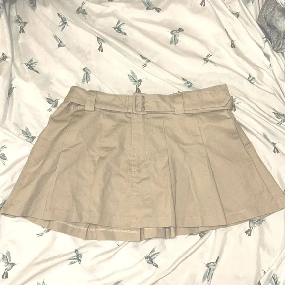BEIGE PLEATED MINI SKIRT WITH BELT DETAILING - Picture 4 of 7